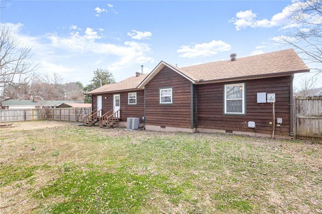 250 W Yoes Place, Fayetteville, AR 72701