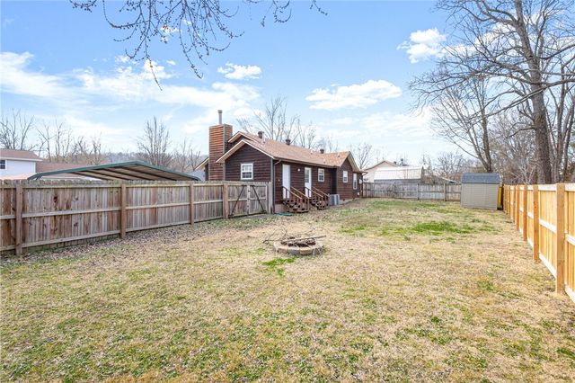 250 W Yoes Place, Fayetteville, AR 72701