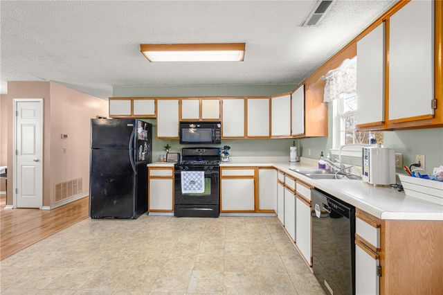 250 W Yoes Place, Fayetteville, AR 72701