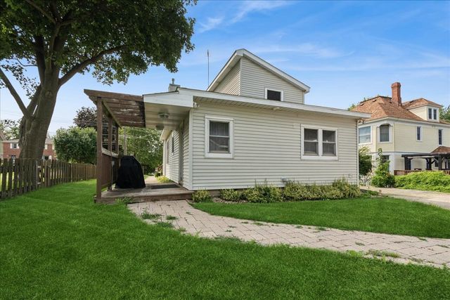 10808 N Woodstock Street, Huntley, IL 60142