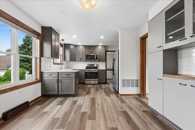 10808 N Woodstock Street, Huntley, IL 60142