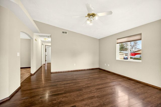 1035 N Keene Way Drive, Medford, OR 97504