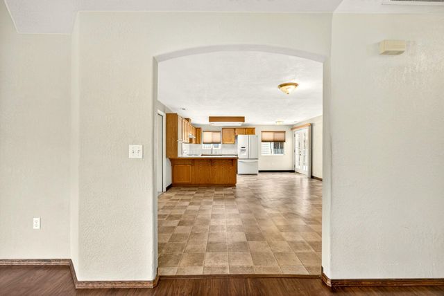 1035 N Keene Way Drive, Medford, OR 97504