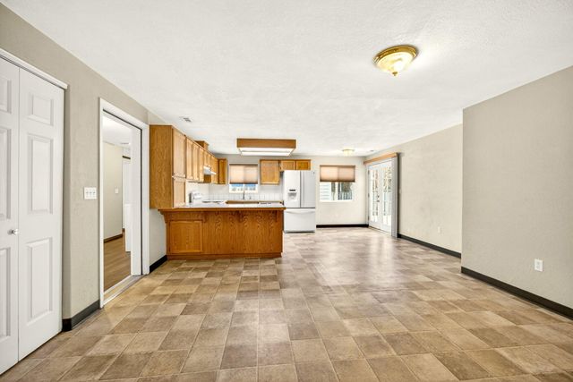 1035 N Keene Way Drive, Medford, OR 97504