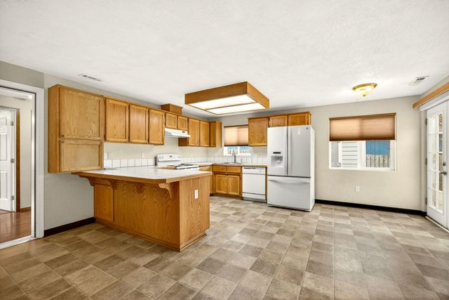 1035 N Keene Way Drive, Medford, OR 97504