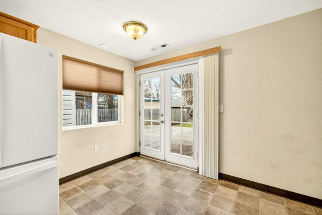 1035 N Keene Way Drive, Medford, OR 97504