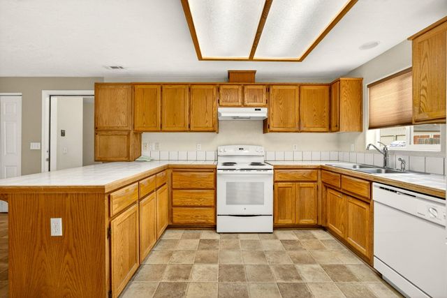 1035 N Keene Way Drive, Medford, OR 97504