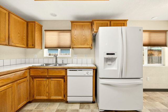 1035 N Keene Way Drive, Medford, OR 97504