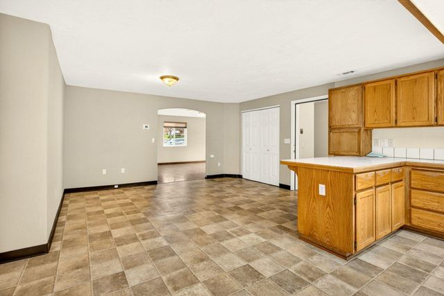 1035 N Keene Way Drive, Medford, OR 97504