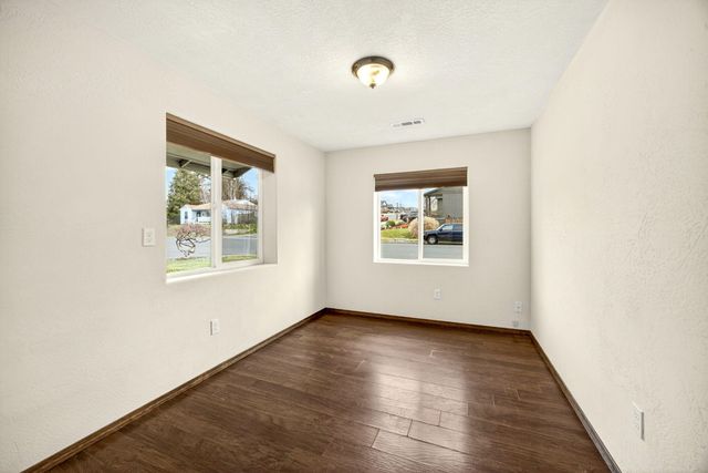 1035 N Keene Way Drive, Medford, OR 97504