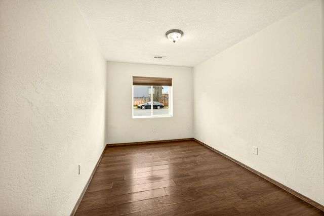 1035 N Keene Way Drive, Medford, OR 97504