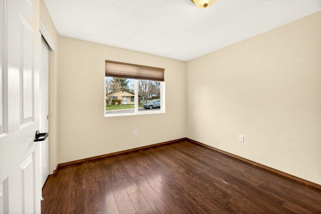 1035 N Keene Way Drive, Medford, OR 97504