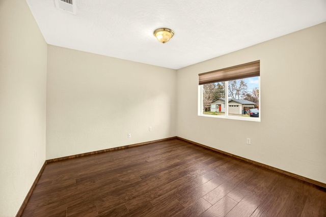 1035 N Keene Way Drive, Medford, OR 97504