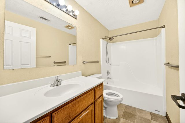 1035 N Keene Way Drive, Medford, OR 97504