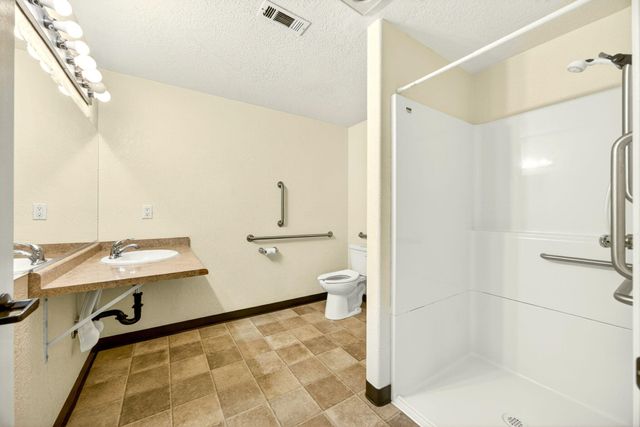 1035 N Keene Way Drive, Medford, OR 97504