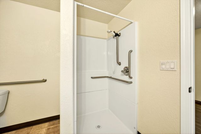 1035 N Keene Way Drive, Medford, OR 97504