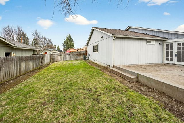 1035 N Keene Way Drive, Medford, OR 97504