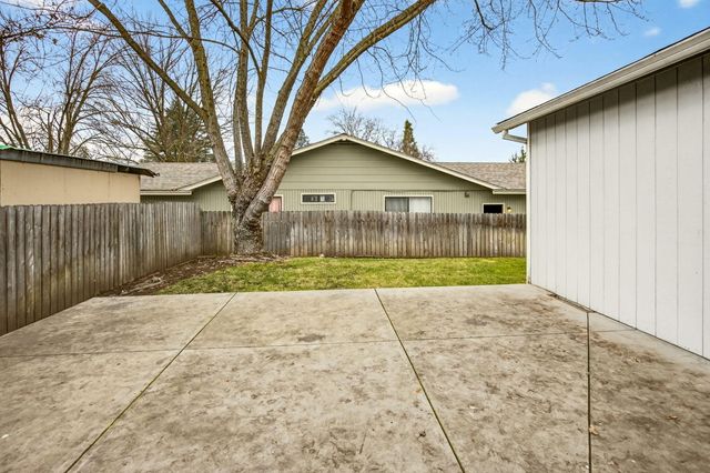 1035 N Keene Way Drive, Medford, OR 97504