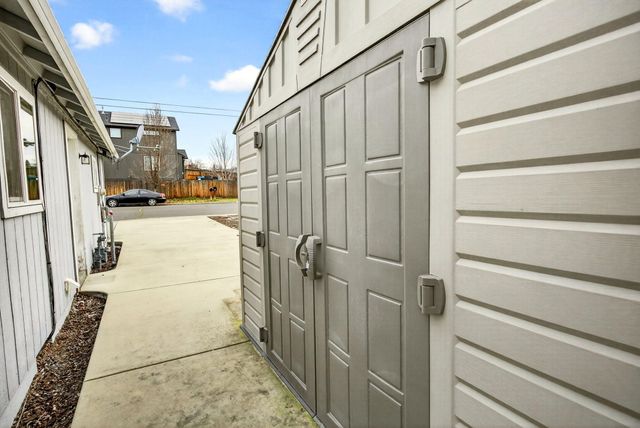 1035 N Keene Way Drive, Medford, OR 97504