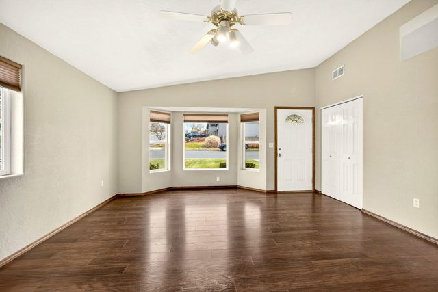 1035 N Keene Way Drive, Medford, OR 97504