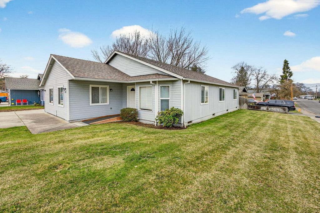 1035 N Keene Way Drive, Medford, OR 97504