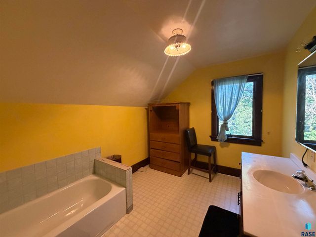 194 40th Ave Avenue, Hills, MN 56138