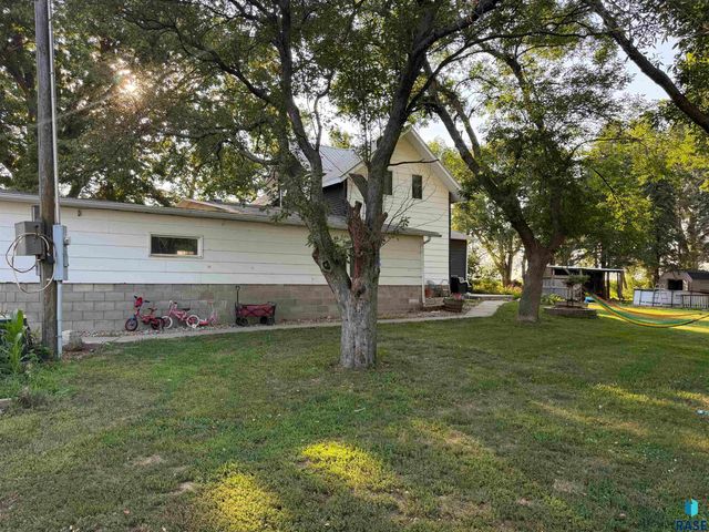 194 40th Ave Avenue, Hills, MN 56138