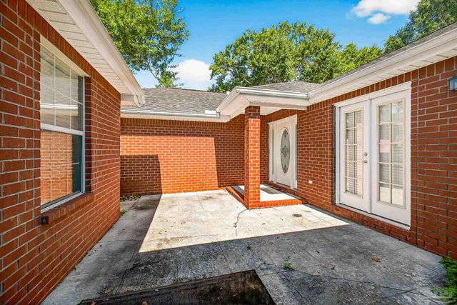 1548 Pelican Pt Dr, Cantonment, FL 32533