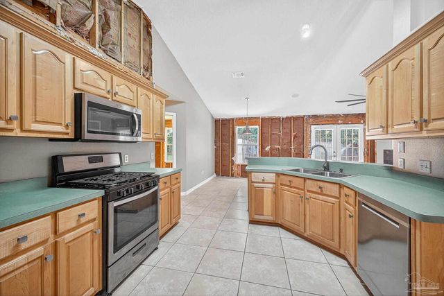 1548 Pelican Pt Dr, Cantonment, FL 32533