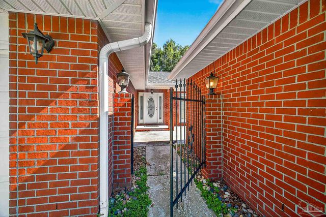 1548 Pelican Pt Dr, Cantonment, FL 32533