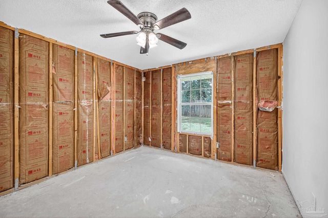 1548 Pelican Pt Dr, Cantonment, FL 32533