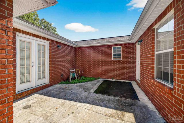 1548 Pelican Pt Dr, Cantonment, FL 32533