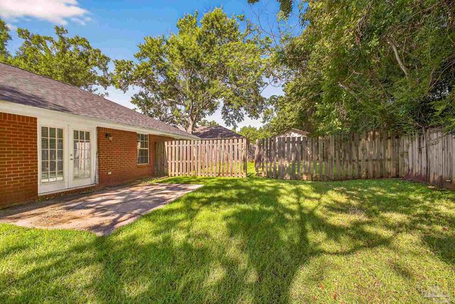 1548 Pelican Pt Dr, Cantonment, FL 32533
