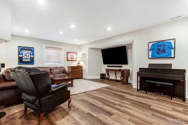 320 Bogey Lane, Kirkwood, MO 63122