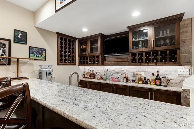 320 Bogey Lane, Kirkwood, MO 63122