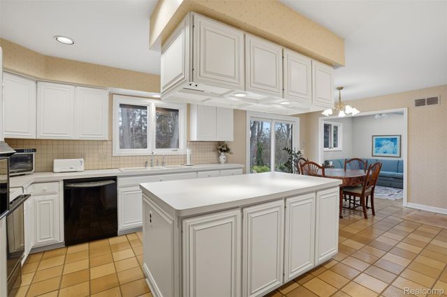 32322 Scenic Lane, Franklin Village, MI 48025