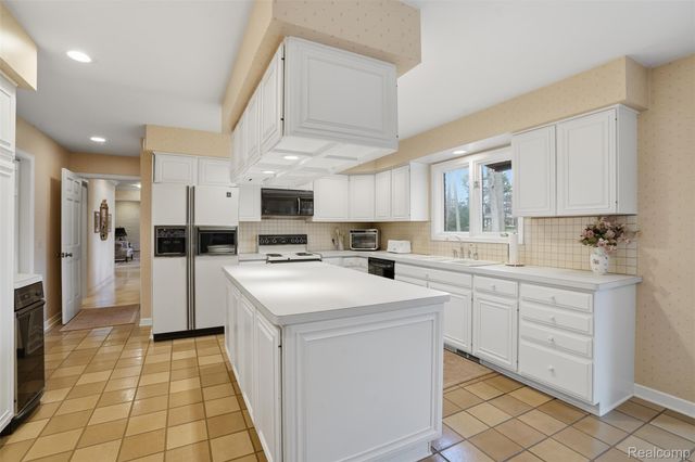 32322 Scenic Lane, Franklin Village, MI 48025