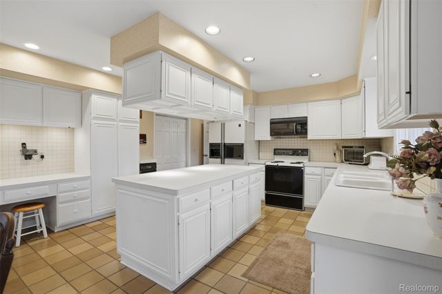 32322 Scenic Lane, Franklin Village, MI 48025