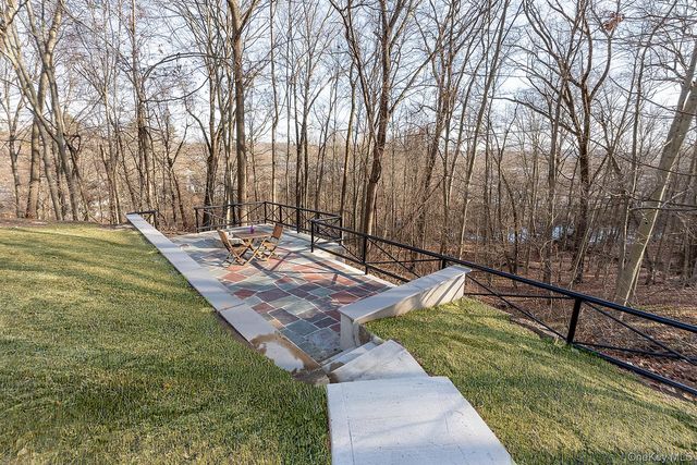 8 Overlook Court, Cortlandt Manor, NY 10567