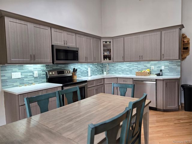 21 Woodridge Lane, Sea Cliff, NY 11579