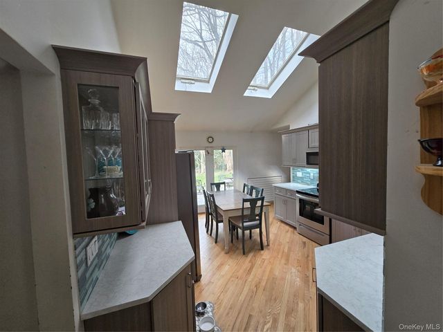 21 Woodridge Lane, Sea Cliff, NY 11579