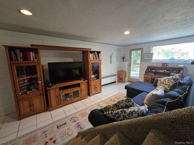 21 Woodridge Lane, Sea Cliff, NY 11579