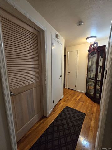 21 Woodridge Lane, Sea Cliff, NY 11579