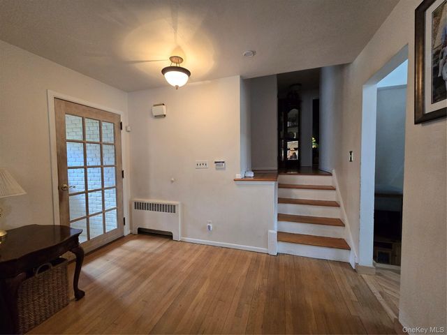 21 Woodridge Lane, Sea Cliff, NY 11579