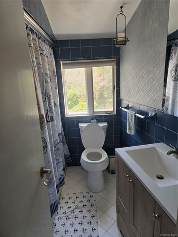 21 Woodridge Lane, Sea Cliff, NY 11579