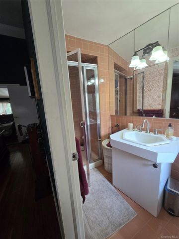 21 Woodridge Lane, Sea Cliff, NY 11579