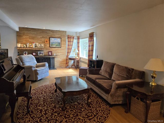 21 Woodridge Lane, Sea Cliff, NY 11579