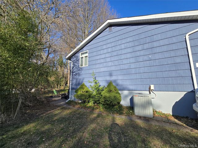 21 Woodridge Lane, Sea Cliff, NY 11579