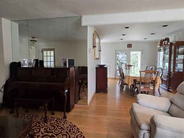 21 Woodridge Lane, Sea Cliff, NY 11579