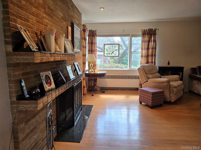 21 Woodridge Lane, Sea Cliff, NY 11579